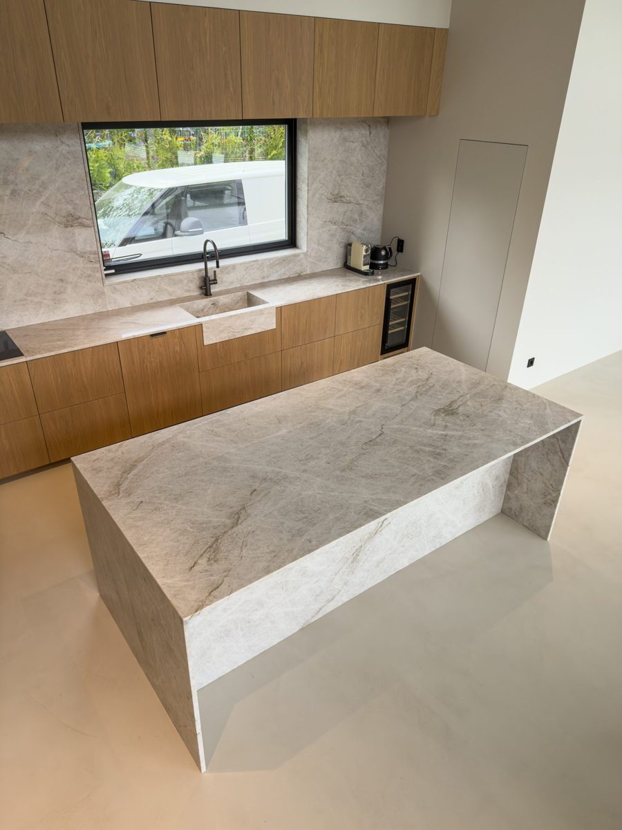 Italiensk natursten från Antolini — bänkskiva i Taj Mahal Quartzite av ZG Bygg